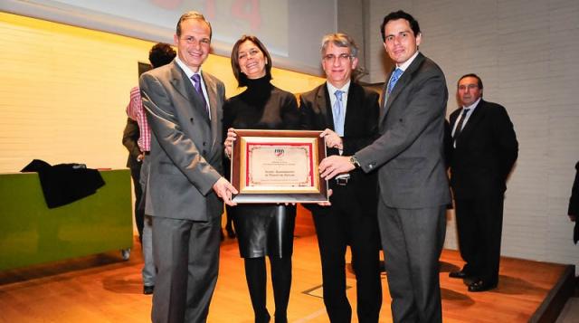 La Federación Madrileña de Natación distingue al Ayuntamiento de Pozuelo por su apoyo al deporte acuático