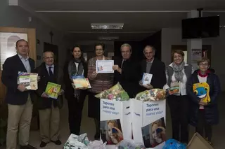 El Ayuntamiento y la Fundación SEUR entregan cerca de un centenar de libros al colegio San Luis de los Franceses