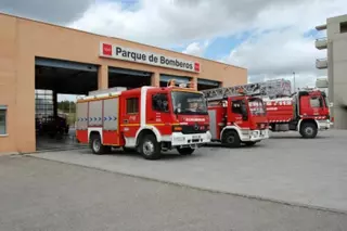 Los bomberos rescatan a un trabajador atrapado por una planchadora en Pozuelo