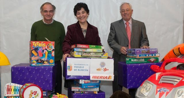 El Ayuntamiento reúne más de 300 cajas de juguetes para niños de Pozuelo, Perú y República Dominicana