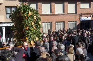 La procesión en honor a San Sebastián celebrada ayer de Pozuelo congregó a cientos de personas
