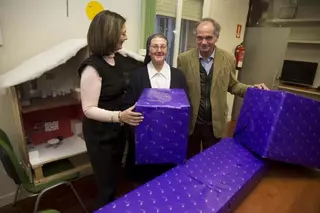 El Ayuntamiento de Pozuelo entrega juguetes recogidos durante la campaña solidaria de Navidad a los niños de la residencia Villa Paz
