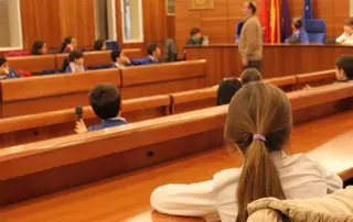 Arranca el programa “Visita tu Ayuntamiento” que permite que los escolares de Pozuelo conozcan el Consistorio hasta finales de curso