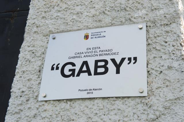 Una placa conmemorativa recuerda al payaso y vecino de Pozuelo, Gabriel Aragón Bermúdez “Gaby”