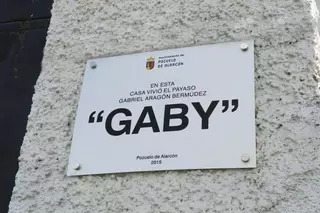 Una placa conmemorativa recuerda al payaso y vecino de Pozuelo, Gabriel Aragón Bermúdez “Gaby”