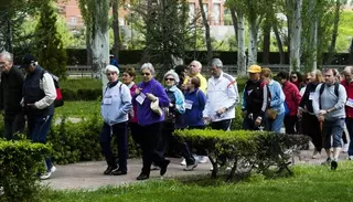 Decenas de jóvenes y mayores han participado en la marcha inter-generacional "Por una vida saludable"