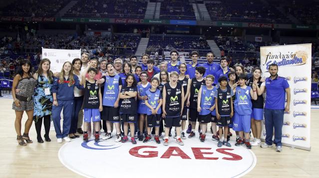 La Escuela Municipal de Baloncesto Adaptado “Pozuelo Encesta con el Estu” participó en el partido Movistar Estudiantes contra el Laboral Kutxa