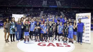 La Escuela Municipal de Baloncesto Adaptado “Pozuelo Encesta con el Estu” participó en el partido Movistar Estudiantes contra el Laboral Kutxa
