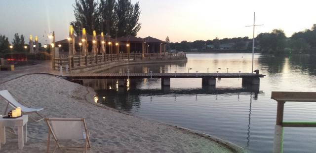 Beach club El Lago, una nueva propuesta de ocio, con playa, para las noches de verano
