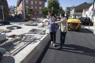 La alcaldesa supervisa las obras que el Ayuntamiento realiza este verano en Educarte, Campomanes y Fuentecilla