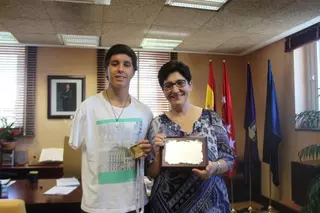 La alcaldesa recibe al joven nadador Carlos Martínez, tras su triunfo en los Juegos Paralímpicos Europeos