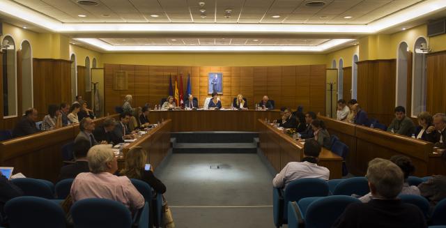 El Pleno aprueba ayudas para el aparcamiento en el centro del municipio facilitando las compras a los vecinos
