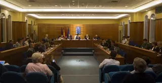 El Pleno aprueba ayudas para el aparcamiento en el centro del municipio facilitando las compras a los vecinos