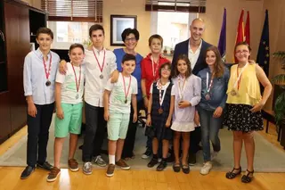 La alcaldesa recibe a los deportistas del Club de Esgrima que han hecho podio en las últimas competiciones