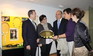 Pozuelo repasa la historia del tenis con una muestra de raquetas con modelos como los de Santana o Doherty