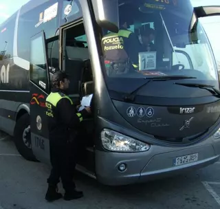 La Policía Municipal de Pozuelo lleva a cabo una campaña de inspección de transporte escolar en el municipio