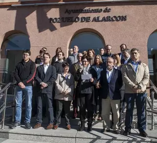 El Ayuntamiento y los vecinos de Pozuelo guardan un minuto de silencio en recuerdo de las víctimas de los atentados de París