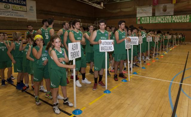 La alcaldesa acompaña a los 400 jugadores del Club Baloncesto Pozuelo en la presentación de la temporada