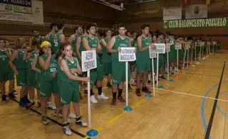La alcaldesa acompaña a los 400 jugadores del Club Baloncesto Pozuelo en la presentación de la temporada