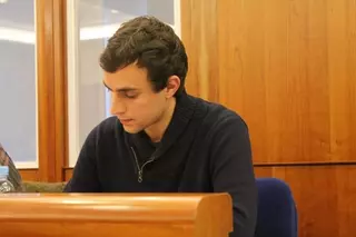 El nuevo concejal de Somos Pozuelo, Unai Sanz, toma posesión de su acta en el pleno
