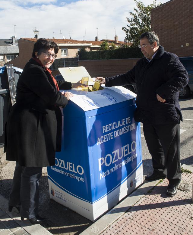 El Ayuntamiento instala en la calle cuatro nuevos contenedores para facilitar el reciclado de aceite doméstico