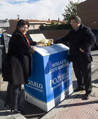 El Ayuntamiento instala en la calle cuatro nuevos contenedores para facilitar el reciclado de aceite doméstico