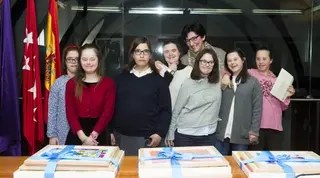 Pérez Quislant recibe a los alumnos de los talleres de pintura del Espacio Ocio Pozuelo