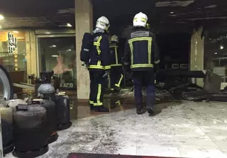 Un incendio calcina completamente una pequeña hamburguesería en Pozuelo