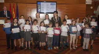 El Ayuntamiento entrega los premios del concurso escolar de Poesía e Ilustración Gerardo Diego a los alumnos de Primaria