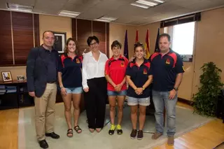 La alcaldesa recibe a tres jugadoras del Olímpico de Rugby de Pozuelo que participarán en los Juegos de Río con la selección española