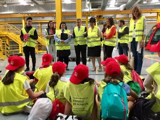 La alcaldesa acompaña a escolares del colegio Los Ángeles en su visita a las cocheras de Metro Ligero