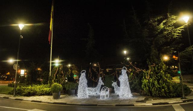 Un Belén de mimbre y luces led de tamaño natural adorna la Plaza de la Constitución de Pozuelo