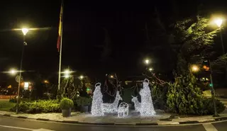 Un Belén de mimbre y luces led de tamaño natural adorna la Plaza de la Constitución de Pozuelo