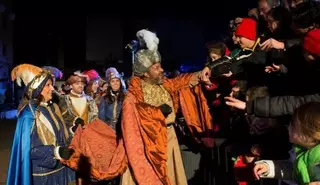 Cabalgata y reparto de roscón para recibir a los Reyes Magos en Pozuelo