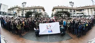 Medio millar de alumnos de Escuelas Pías conmemoran con el Ayuntamiento el Día Escolar de la No Violencia y la Paz