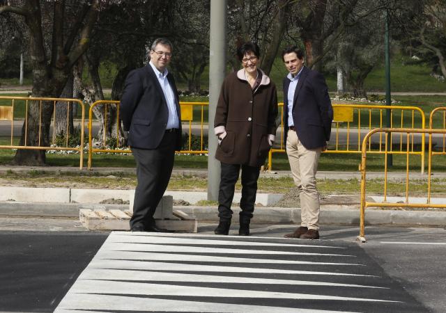 El Ayuntamiento sustituirá los actuales badenes por “lomos de asno” que permitirán reducir la velocidad de manera más suave