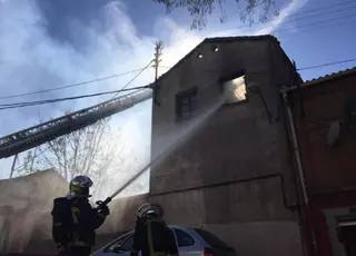 Los bomberos extinguen un incendio en una casa abandonada de Pozuelo