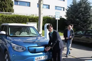 El Ayuntamiento de Pozuelo estrena un nuevo coche eléctrico que se incorpora a la flota del parque móvil municipal