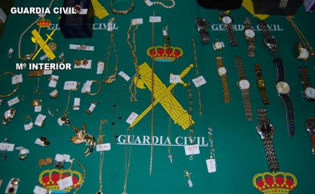 La Guardia Civil expone joyas y efectos recuperados en diferentes robos en viviendas