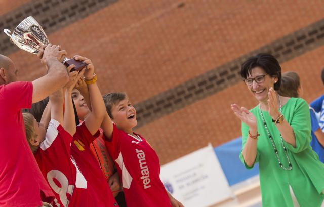 Los participantes en los Juegos Deportivos Municipales de Pozuelo celebran su fin de temporada