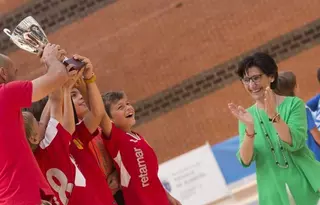 Los participantes en los Juegos Deportivos Municipales de Pozuelo celebran su fin de temporada