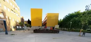 Los vecinos recogen firmas para que se habiliten zonas de sombra en la Plaza de los Abuelos de Pozuelo