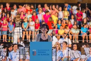El concierto “Pozuelo canta” reúne a 300 escolares de la ciudad, la cantante Angy y la Banda Sinfónica La Lira