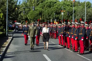 Multitudinario y emotivo homenaje a la Bandera de España en la Plaza de la Constitución de Pozuelo de Alarcón