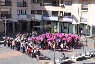 Una gran gota humana rosa en la Plaza Mayor de Pozuelo para conmemorar el Día contra el Cáncer de Mama