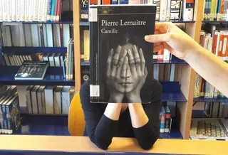 Bibliotecarios, usuarios y alumnos de Pozuelo participan en un "Bookface"