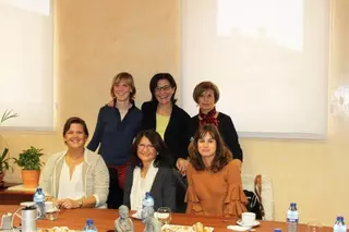 La alcaldesa mantiene un encuentro con representes de la AECC de Pozuelo