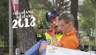 Agentes de la Policía Municipal y miembros del SEAPA de Pozuelo participan en el calendario solidario del Hogar Don Orione