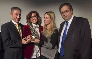 El colegio Infanta Elena concede su Premio de Educación a la profesora Carmen Dueñas
