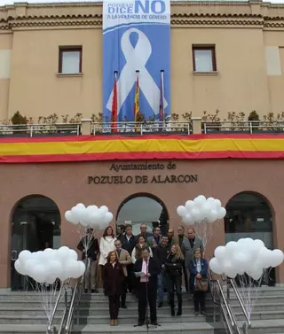 Pozuelo pone de manifiesto su rechazo a la violencia de género y apoyo a las víctimas con un minuto de silencio
